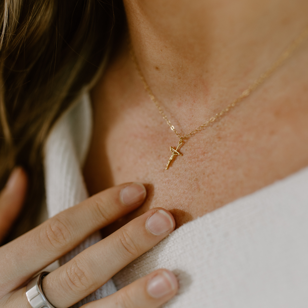 The Significance of Wearing a Crucifix Necklace in Daily Life